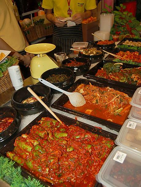タイではキムチは日本料理だと勘違いされているふしがあり、よくタイ人が商う日本料理屋さんで付けあわせとして出てきます。いいですか〜、キムチは韓国料理ですよ〜！
