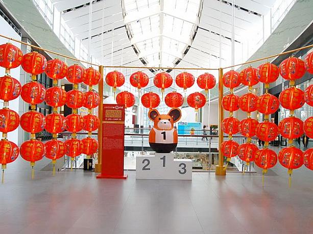 その昔、干支の順番を決めるときに、ゴール直前で牛の背中からちょこんと飛び降りてネズミがトップになったとさ…という伝説は、タイでも知られています。