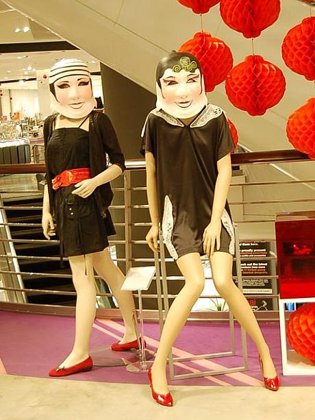 振り返ってキメ！でも顔はぽっちゃり福顔！見れば見るほどユーモラスです〜。