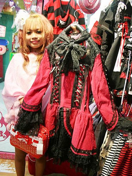 タイのティーンネージャーがこぞってお手本にしているのは、日本の原宿系スタイル。ロリータやゴスロリ系も暑い中流行中！