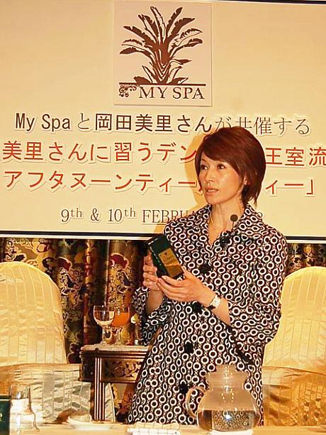 デンマーク人の血をひく美里さん、デンマーク式のお茶の淹れ方を伝授。　フランス式と違って香りが控えめだから、その分クオリティに大きく左右されるのだとか。