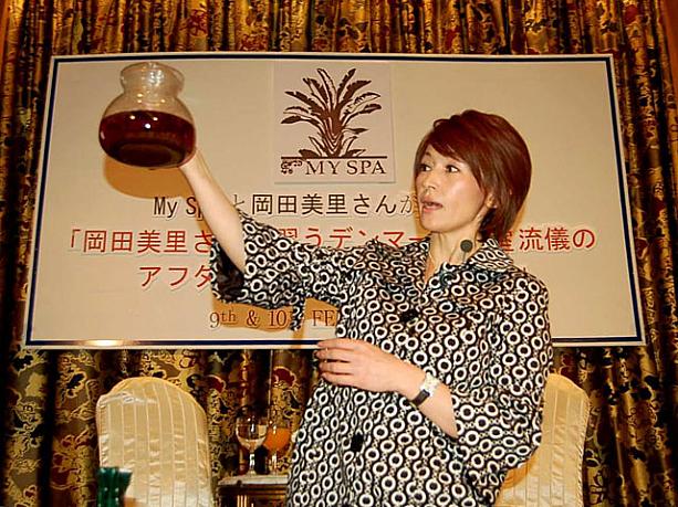 3分間待ったあと、さっとかき混ぜて空気を含ませるのも重要ポイント。　美里さん、「ほら、色が変わったでしょう…」とうっとり。　そんな美里さんにナビもうっとりです。