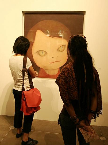 タイでも、可愛さと毒が混じった奈良美智作品は人気。