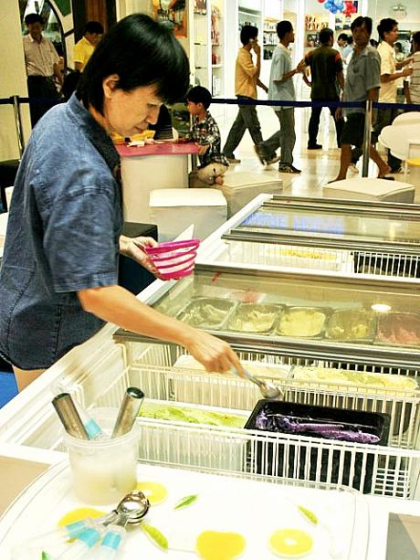 各店舗1品づつ出品されたアイスたちを自分で盛り付け。　見た目にこだわらないならかなりお得です☆