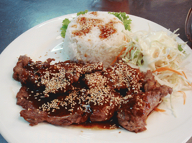 2階にずらり並んだお店の、100バーツ(約320円)以下で食べられる庶民派ステーキは、“サムヤーン・ステーキ”として有名で、お腹を空かせた学生さんの味方でした。