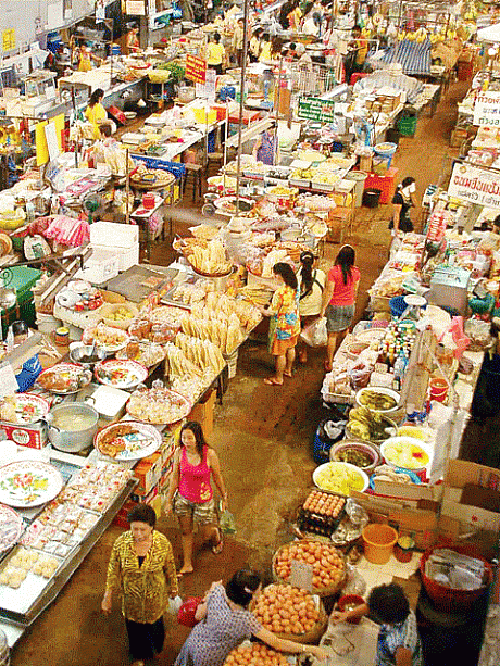 1階はごちゃごちゃと生鮮食料品が集まった市場、庶民の生活の匂いがぷんぷんしていました。