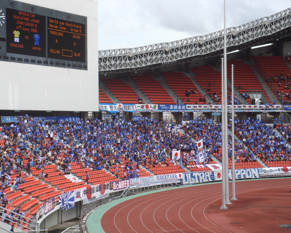 試合前から白熱！いつもテレビで観る横断幕などに感激。日本からもたくさん応援の人が来ています。