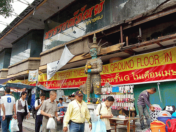 セントラルワールドプラザ向かいにあった大型タイ雑貨店「ナライパン」、移転先も分からないまま、長い間閉店していました。