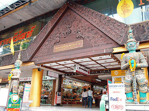 昔の「ナライパン」。3フロア・600平米という広い売り場面積にみやげ物がぎっしり。値段も比較的手ごろで「ここに来れば何かしらある」と人気でした。