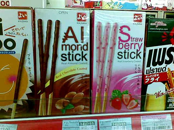 ポッキーもどきのこのお菓子。小さく「いちごうわぬり　リアル」。本物イチゴコーティングってところでしょうか（笑。