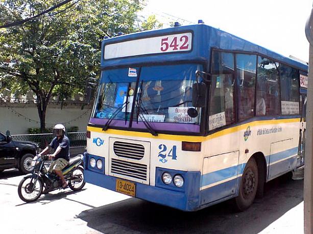 通称“青バス”、29・84・504・542・547番のエアコンバスに設置。運賃は12バーツ〜と今まで通り。