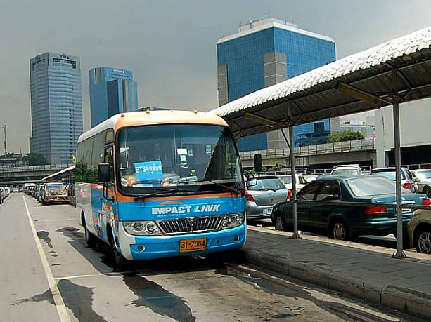 BTSチャトゥチャック駅4番出口近くのバスターミナルから出ているシャトルバスを利用するのが便利。