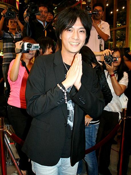 そして、タイで絶大な人気を誇る元ルシファーのボーカル越中睦。タイ式の挨拶もすっかり板についてます。