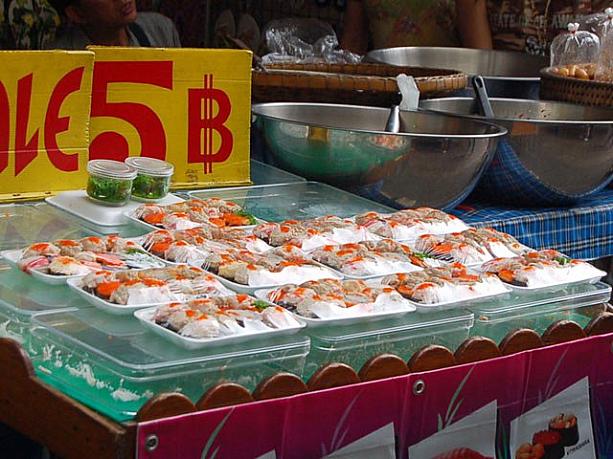 タイのお寿司の特徴は、日本では肩身の狭いカニカマが主役級の扱いを受けていることと、付け合せに辛くないワサビを大量に食べることです。