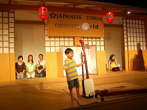 お座敷ではみなさん正座でパチリ！早く撮影しないと足が痛くなりますよ〜。