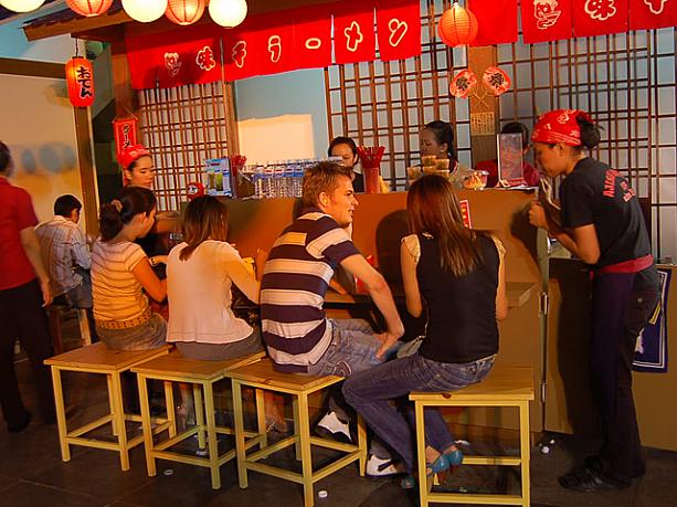 カウンター式のラーメン屋も登場！