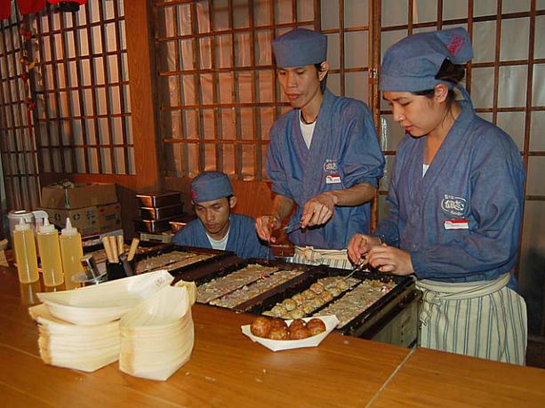 タイでも大人気の銀だこブースもありました。