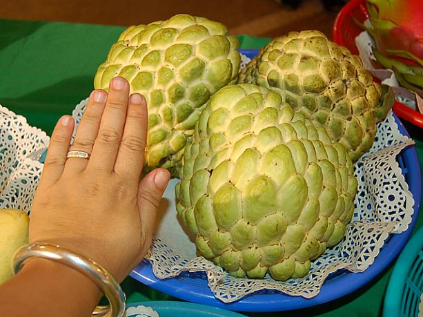 大ぶりの果物も。写真は釈迦頭です。大きい！