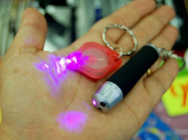 簡易チェックのできるミニブラックライトが売れ行き好調。両替所で受け取ったものやATMから引き出したものに不審な点があれば、すぐレシートと一緒に窓口に出して問い合わせましょう。