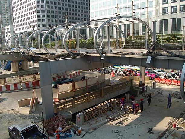 バスは天然ガス使用、通過駅は12駅。専用の道路を走るのでバンコク内の長距離移動がスムーズになるか？！