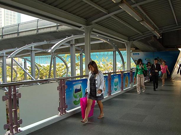 チョンノンシー駅ではBTS駅との連結工事も進んでいました。