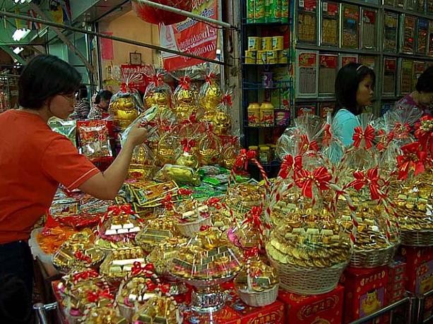 縁起物の金も！金の延べ棒（フェイク）なども屋台に。リッチな気分になれそうです。