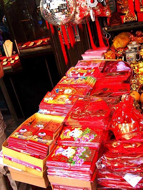 中国のお年玉袋アンパオ。中には偶数の値を入れるのが決まりです。