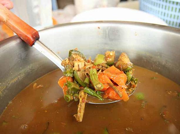 こちらは辛いカレー汁。これを麺にかけていただきます。