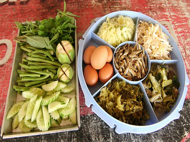 机の上においてある野菜はトッピングです。