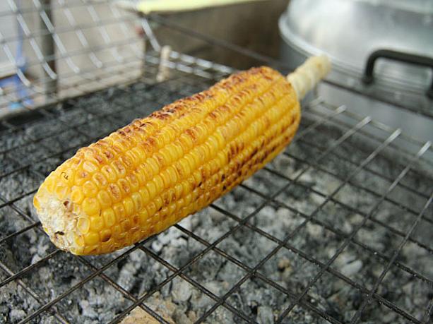 炭火で焼いた焼きトウモロコシにしたり、