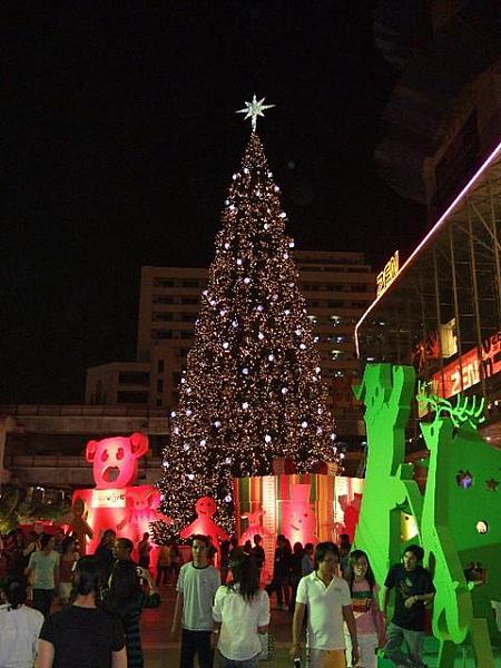 これは午後７時半頃の様子、セントラルワールドプラザのイルミネーションです。タイでは、クリスマスの装飾がそのまま残っているんですね。