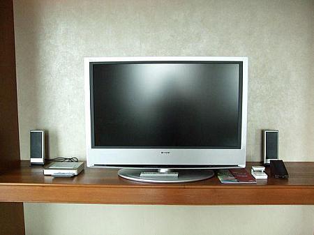 テレビが液晶のものに替わっていました。左には新しくなったＤＶＤプレイヤー、右にはiPodユニバーサルドックがあります。