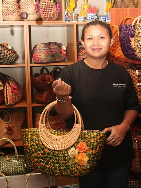 パッタルン県で有名なのは手編みの籠製品。