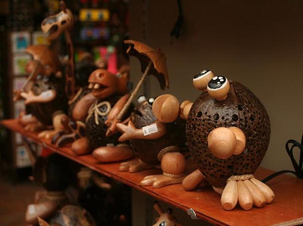 籠製品にまぎれてかわいらしい置物も販売しています。