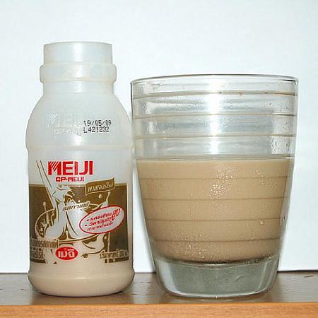 あまり美味しくない牛乳にインスタントコーヒーを混ぜたような味。やはり牛乳です。