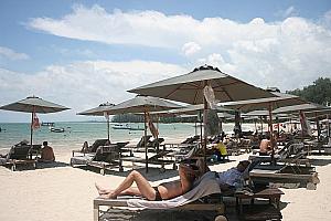 ５スターリゾート「インディコパール」のプライベートビーチ。レストラン、バー、シャワーなど揃っていて快適そう。