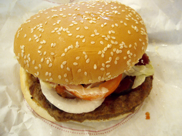 やっぱり「バーガーキング」。流行らなさと日陰っぷりが泣けてきます。撤退しないことを祈るばかり。