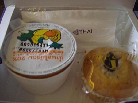 機内リフレッシュメントで出されるケーキ類は空港に入っているプーケット国際航空に入っている「タイ航空ベーカリー」ブースでも販売しています。