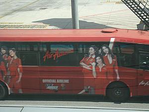 格安航空会社の代表格「エアーアジア」こちらはバスを利用して機体に乗り込むらしいです。