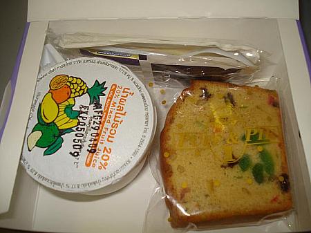 機内リフレッシュメントで出されるケーキ類は空港に入っているプーケット国際航空に入っている「タイ航空ベーカリー」ブースでも販売しています。