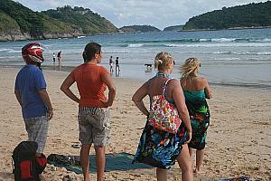 ３か月以上滞在する超長期滞在者が多いエリアではチェアーを利用せずに大判のバスタオルをビーチに敷いてまったり過ごす人も多いようです。