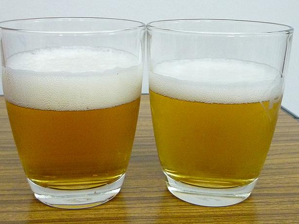 色もやや濃い感じ（写真左）で、ホップの香りを効かせ（ようとし）た味です。敢えてオススメはしませんが、気になる方はどうぞ。