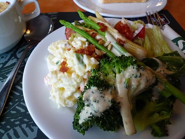 タイに住んでいるとどうしても日本にいる頃に比べて、野菜を食べる量も機会も少なくなりがちですが、そこでナビが良く利用するのが、レストラン「Sizzler（シズラー）」のサラダバーです。