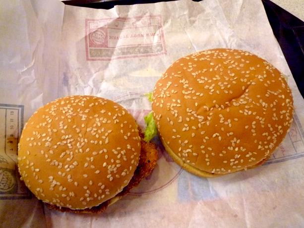 Whopper（右）と比べてみると……、２まわりくらい小さいです。写真通りだと美味しそうなんですが、クリスピーというより硬いです。不味くはないんですけどね。