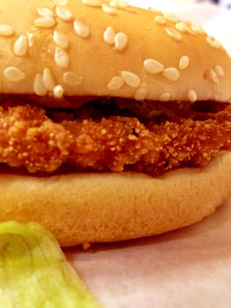 新発売のBK CHICK'N CRISPはコンガリ揚がったチキンフライのサンドウィッチ、現在59バーツで販売中。
