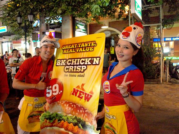 カオサン通りで賑やかに宣伝していたこともあり、実際にシーロム店に食べに行ってみました。