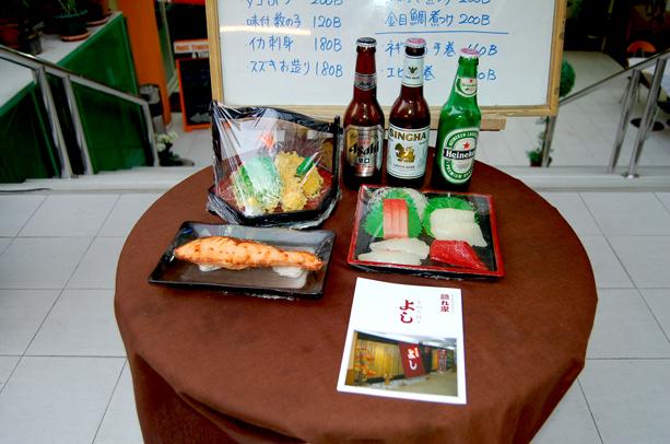 日暮れ時あたりからスリウォン通りに出て、美味しい料理をＰＲ。中でもオススメは夜定食（350バーツ）。