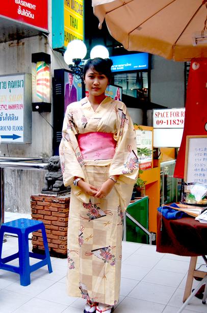 タイ人スタッフが浴衣でアピール。道行く人の目も惹いて、効果は上々なようです。