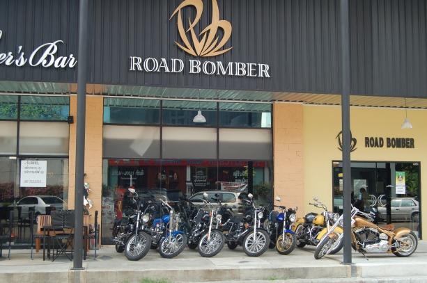 RCAの「ROAD BOMBER」というお店です