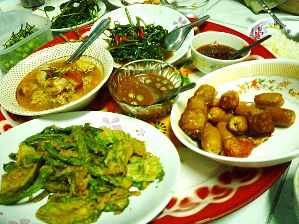 ナムプリックなどは東北地方独特の食べ物ではありますが、もちろんバンコクでも食べることができます。旅行でタイを訪れる際にはぜひ、ナムプリックを食べてみてください!!